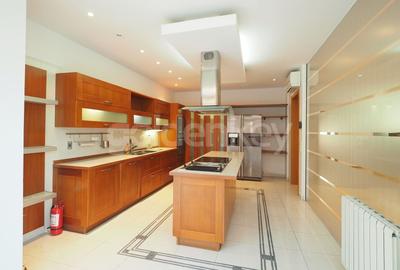 Vila nemobilata in complex cu piscina | 2 garaje - 9