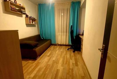 Apartament cu 3 camere decomandat în 13 Decembrie
