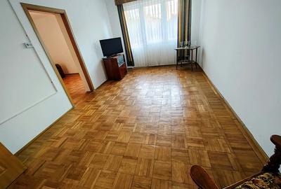 Vand apartament 3 camere in Hunedoara, zona Centrala, etaj 2. Pre? 65000 euro neg