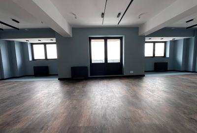 Birou, de 160 mp, în P-ța Victoriei - 8