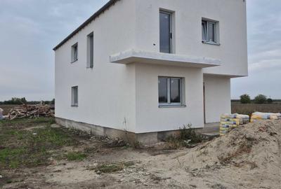 Casă cu 4 camere în Dimieni - 1