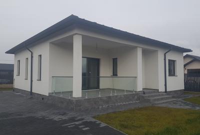 Casa individuala, din caramida trei camere doua bai terasa doua intrari Hemeius