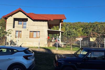 Casă individuală cu 4 camere în Corbeni