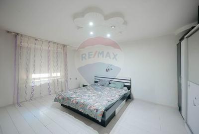 De vanzare apartament cu 1 camera si spatiu comercial, in zona Decebal - 1