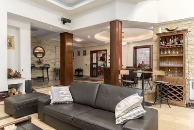 Vilă cu parc, piscină, jacuzzi și foișor, panouri fotovoltaice - 3