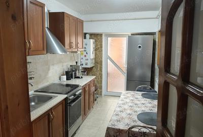 Apartament cu 3 camere zona ultracentrala Bazar confort 1 Etaj 3 S=88mp Pret: 92.000 euro - 13