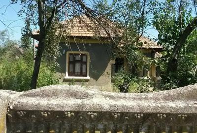 Casa cu curte loc. DEVESEL, jud. MEHEDINTI