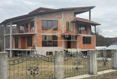 Casă cu 7 camere cu Teren 1654 Mp în Bughea de Jos