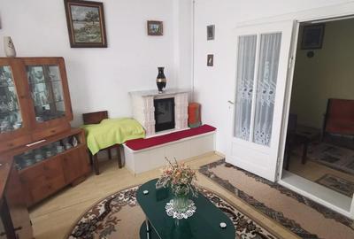 Casă cu 3 camere cu Teren 2795 Mp în Central - 1