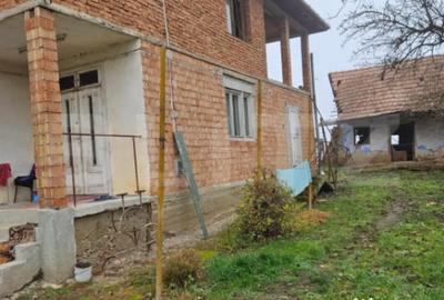 Casă cu 4 camere cu Teren 976 Mp în Luna - 10