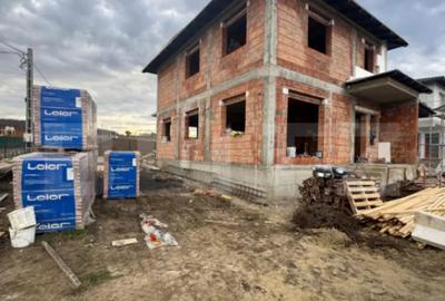 Casă cu 4 camere cu Teren 400 Mp în Central