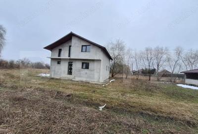 Casă cu Teren 400 Mp în Lazuri - 1