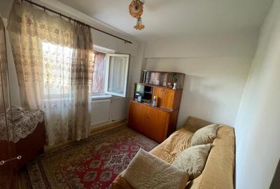 Apartament cu 3 camere decomandat în Sărari - 2