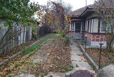 Casa batraneasca cu teren generos in centrul comunei Ciolpani aproape de partea - 1