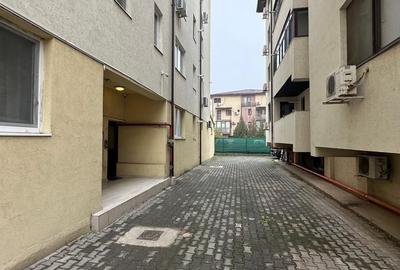 Apartament cu 3 camere decomandat în Est