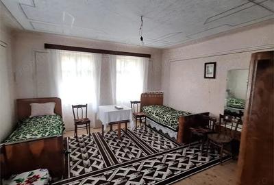 Casă cu Teren 4636 Mp în Central - 2