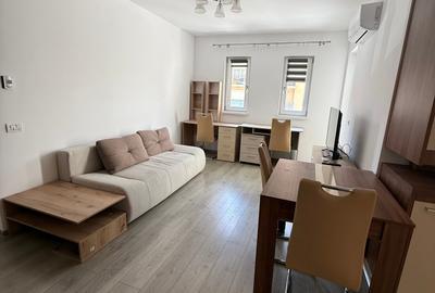 Apartament cu 3 camere semidecomandat în Aradului