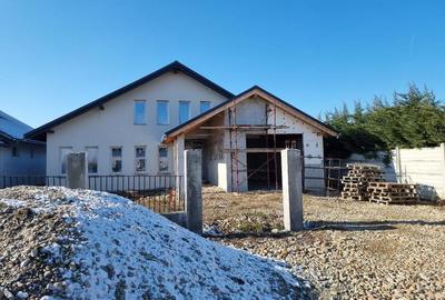 Vand vila Parter , str Apateului -Sinmartin, SC-240 mp , teren 668 mp , garaj , utilitati , trifazic - 2