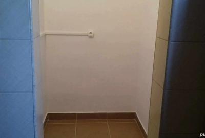 Inchiriez apartament cu doua camere gol (nemobilat)