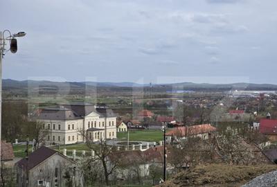 Casă cu 2 camere cu Teren 1938 Mp în Central