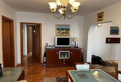 Apartament cu 4 camere, mobilat în Calea Victoriei