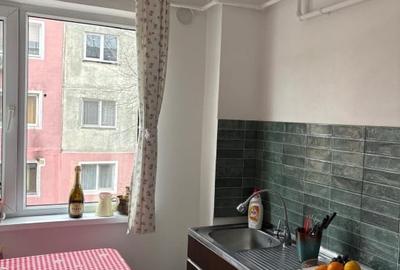 Apartament cu 3 camere semidecomandat în 9 Mai - 9