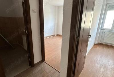 De vanzare apartament cu 3 camere si balcon, complet renovat, etaj intermediar - 6