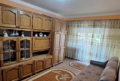 Apartament 2 camere , cu 2 balcoane ?i pivni?a , zona Micr - 15