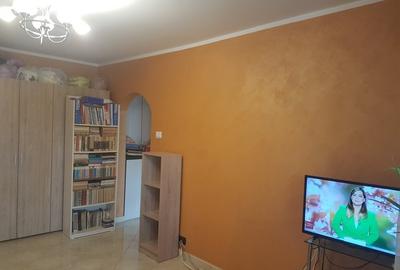 Apartament doua camere semidecomandat, etaj trei renovat bucatarie mare, mobilat - 3
