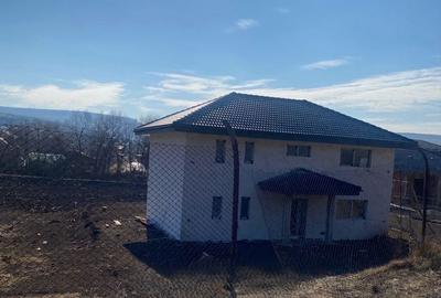 Casă cu 4 camere în Rădaia - 3