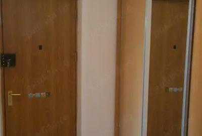 Apartament cu 3 camere semidecomandat în Colentina