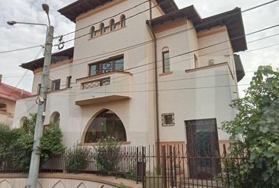 Vila cu 11 camere, 450 mp, teren cu 620 mp, 2 locuri de parcare cu garaj