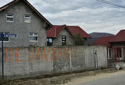 Casa P+1+M, 210mp,compusa din 9 Dormitoare, 3 bai, bucatarie neterminata + 900mp - 2