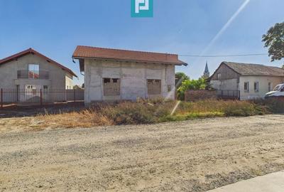 Casă la roșu cu 4 camere de vânzare - 1