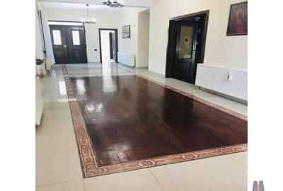 Casă cu 8 camere cu Teren 1418 Mp în Central
