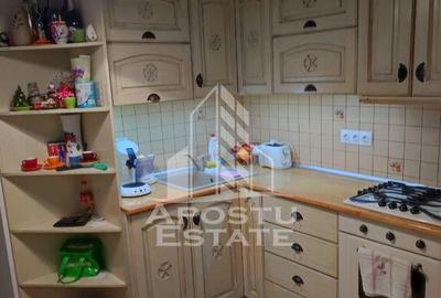 Apartament cu 3 camere semidecomandat, mobilat în Lipovei