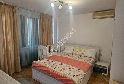 Apartament cu 3 camere semidecomandat, mobilat în Central