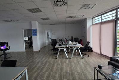 Spațiu comercial, de 135 mp, în Central - 8