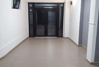 Spațiu comercial, de 50 mp, în Central - 3