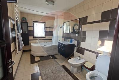 Casă cu 7 camere cu Teren 1371 Mp în Nord-Est - 11