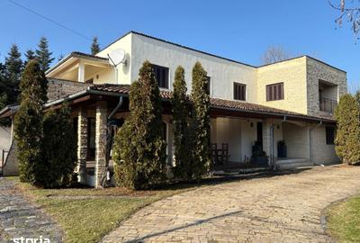 Casă cu 7 camere cu Teren 1220 Mp în Central
