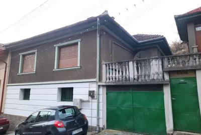 Casă cu 3 camere cu Teren 300 Mp în Central - 2