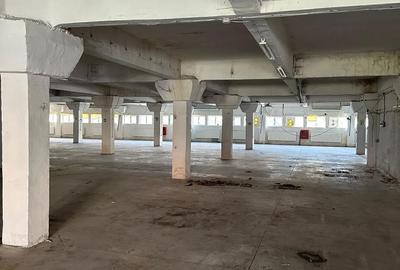 Spațiu comercial, de 2,600 mp, în Central - 6