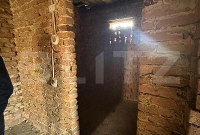 Casa la rosu cu 7 camere, 2 bai, 1 bucatarie. - 5