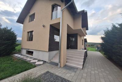 Urgent! Vanzare casa cu etaj, 225 mp.+ 1500 mp teren, Mihai Viteazu