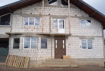 Casa individuala, la rosu, 3 camere, 226 mp, 500 mp de teren - 1