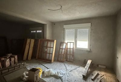 Casă cu 4 camere cu Teren 5000 Mp în Central