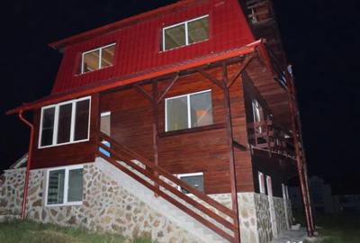 Casă cu 5 camere cu Teren 600 Mp în Paltin - 1