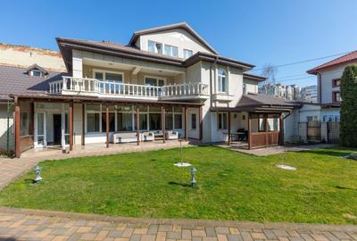 Casă individuală cu 8 camere cu Canalizare în Central - 1