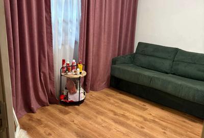 Apartament cu 3 camere semidecomandat în Podu Roș